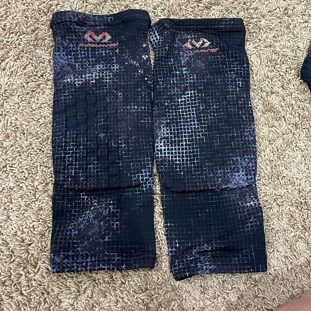McDavid basketball kneepads